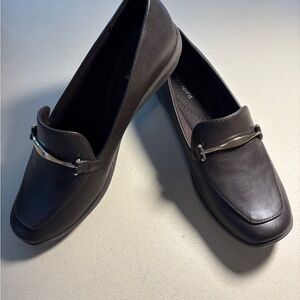 Easy Spirit Women Dark Brown Loafers with Gold Accent 6 1/2 Wide